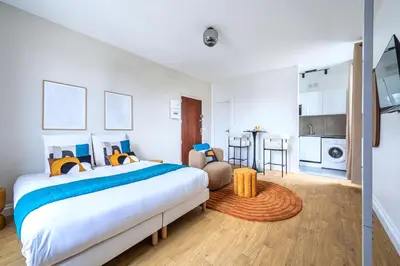 Un ou plusieurs lits dans un hébergement de l'établissement Warm and Cozy Studio in the Heart of Issy-les-Moulineaux