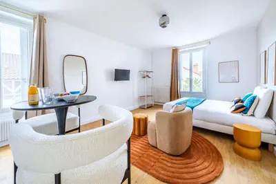 Un ou plusieurs lits dans un hébergement de l'établissement Warm and Cozy Studio in the Heart of Issy-les-Moulineaux