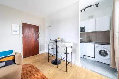 Cuisine ou kitchenette dans l'établissement Warm and Cozy Studio in the Heart of Issy-les-Moulineaux
