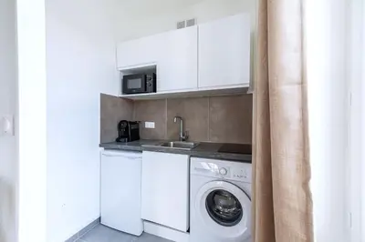 Cuisine ou kitchenette dans l'établissement Warm and Cozy Studio in the Heart of Issy-les-Moulineaux
