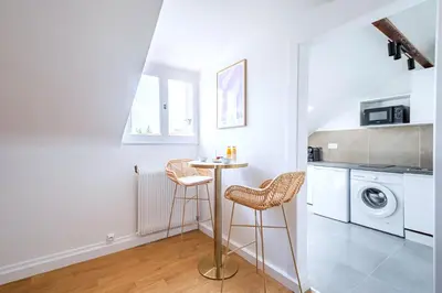 Cuisine ou kitchenette dans l'établissement Charming Fully Equipped Studio near Mairie d'Issy