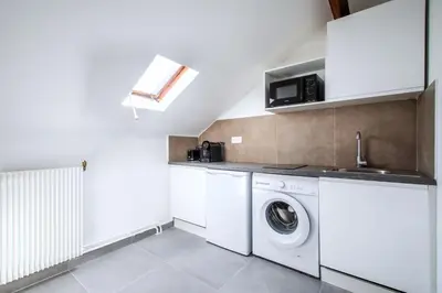 Cuisine ou kitchenette dans l'établissement Charming Fully Equipped Studio near Mairie d'Issy