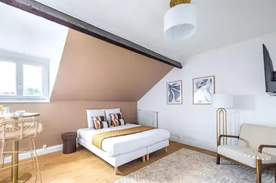 Un ou plusieurs lits dans un hébergement de l'établissement Comfortable and Quiet Studio in the Heart of Issy