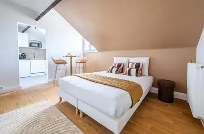 Un ou plusieurs lits dans un hébergement de l'établissement Comfortable and Quiet Studio in the Heart of Issy