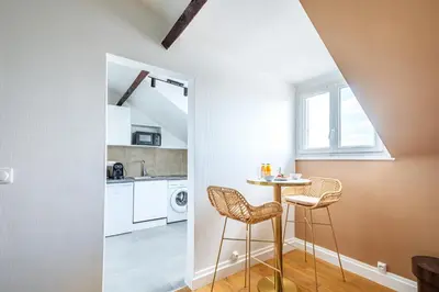 Cuisine ou kitchenette dans l'établissement Comfortable and Quiet Studio in the Heart of Issy