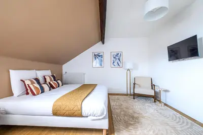 Un ou plusieurs lits dans un hébergement de l'établissement Comfortable and Quiet Studio in the Heart of Issy