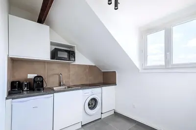 Cuisine ou kitchenette dans l'établissement Comfortable and Quiet Studio in the Heart of Issy