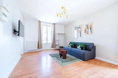 Télévision ou salle de divertissement dans l'établissement Spacious Apartment in the Heart of Issy-les-Moulineaux