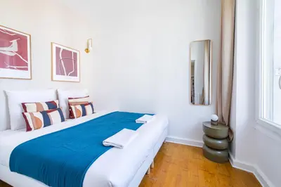 Un ou plusieurs lits dans un hébergement de l'établissement Spacious Apartment in the Heart of Issy-les-Moulineaux