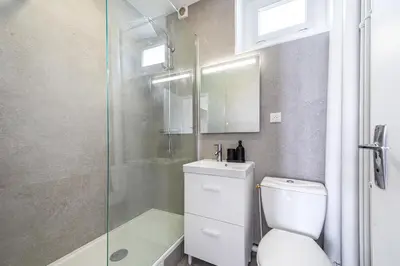 Salle de bains dans l'établissement Spacious Apartment in the Heart of Issy-les-Moulineaux