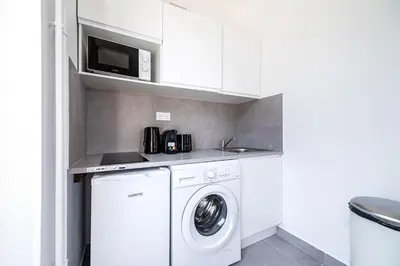 Cuisine ou kitchenette dans l'établissement Spacious Apartment in the Heart of Issy-les-Moulineaux