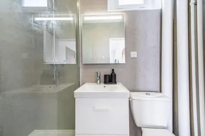 Salle de bains dans l'établissement Spacious Apartment in the Heart of Issy-les-Moulineaux