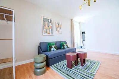 Coin salon dans l'établissement Spacious Apartment in the Heart of Issy-les-Moulineaux