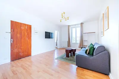 Télévision ou salle de divertissement dans l'établissement Spacious Apartment in the Heart of Issy-les-Moulineaux