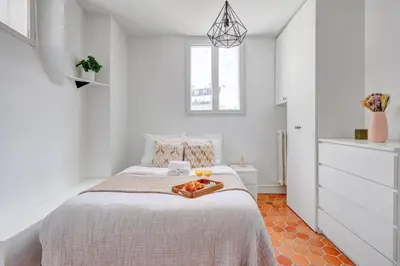 Un ou plusieurs lits dans un hébergement de l'établissement Serenty - Bright 1BR Near Bastille & Marais