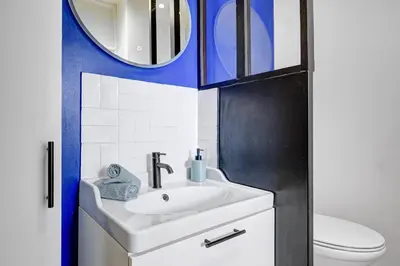 Salle de bains dans l'établissement Serenty - Bright 1BR Near Bastille & Marais
