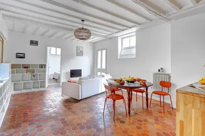 Coin salon dans l'établissement Serenty - Bright 1BR Near Bastille & Marais