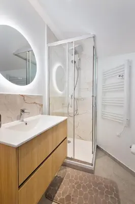 Salle de bains dans l'établissement Paris Suresnes Foch La Defense Etoile Elysées