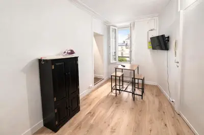 Télévision ou salle de divertissement dans l'établissement Studio Parisien grands boulevards Couple ou Solo