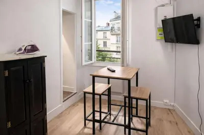 Télévision ou salle de divertissement dans l'établissement Studio Parisien grands boulevards Couple ou Solo
