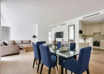 Télévision ou salle de divertissement dans l'établissement Appartement Champs Elysées Berri