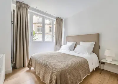 Un ou plusieurs lits dans un hébergement de l'établissement Appartement Champs Elysées Berri