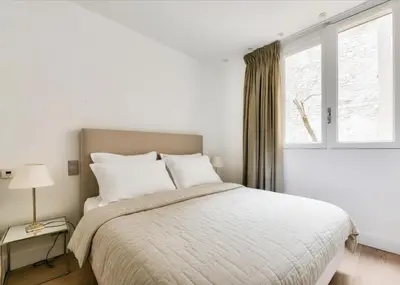 Un ou plusieurs lits dans un hébergement de l'établissement Appartement Champs Elysées Berri