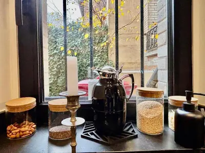 Plateau bouilloire dans l'établissement Bel appartement meublé Art Déco 2 terrasses
