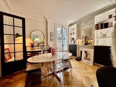 Coin salon dans l'établissement Bel appartement meublé Art Déco 2 terrasses
