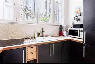 Cuisine ou kitchenette dans l'établissement Bright Parisian apartment