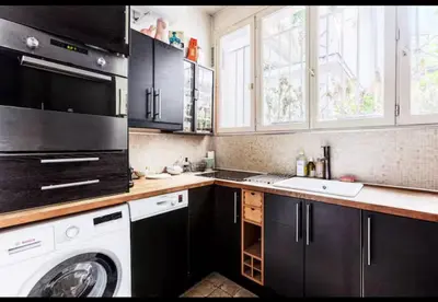 Cuisine ou kitchenette dans l'établissement Bright Parisian apartment