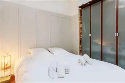 Un ou plusieurs lits dans un hébergement de l'établissement Bright Parisian apartment