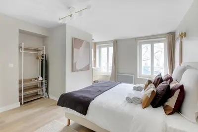Un ou plusieurs lits dans un hébergement de l'établissement Elegant 3-bedroom apartment near Bastille Paris