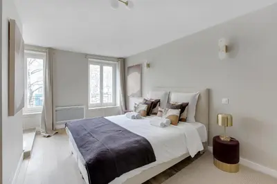 Un ou plusieurs lits dans un hébergement de l'établissement Elegant 3-bedroom apartment near Bastille Paris
