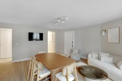 Télévision ou salle de divertissement dans l'établissement Elegant 3-bedroom apartment near Bastille Paris