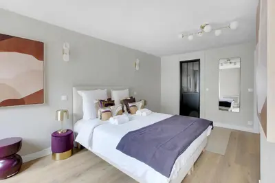 Un ou plusieurs lits dans un hébergement de l'établissement Elegant 3-bedroom apartment near Bastille Paris