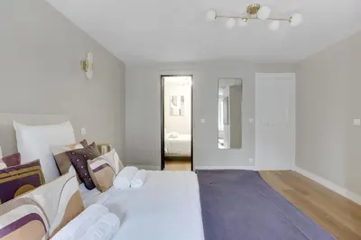 Un ou plusieurs lits dans un hébergement de l'établissement Elegant 3-bedroom apartment near Bastille Paris