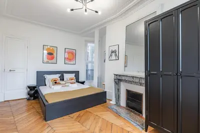 Un ou plusieurs lits dans un hébergement de l'établissement Beautiful chic 5-room apartment in Marais & Bastille on foot