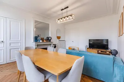 Télévision ou salle de divertissement dans l'établissement Beautiful chic 5-room apartment in Marais & Bastille on foot