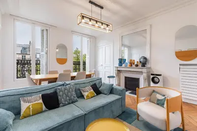 Coin salon dans l'établissement Beautiful chic 5-room apartment in Marais & Bastille on foot