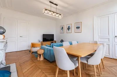 Télévision ou salle de divertissement dans l'établissement Beautiful chic 5-room apartment in Marais & Bastille on foot