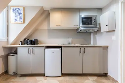 Cuisine ou kitchenette dans l'établissement Cozy Attic Studio near Bastille and Le Marais