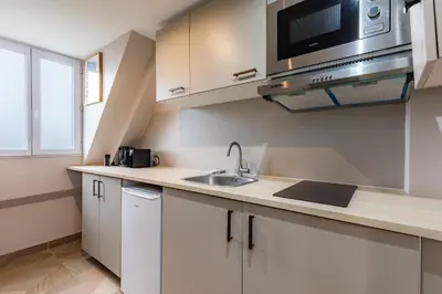 Cuisine ou kitchenette dans l'établissement Cozy Attic Studio near Bastille and Le Marais