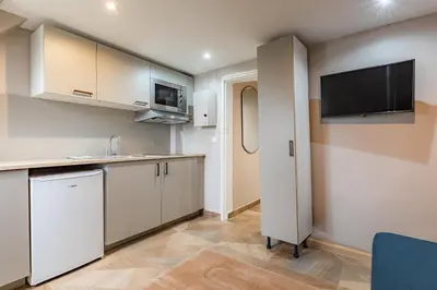 Cuisine ou kitchenette dans l'établissement Cozy Attic Studio near Bastille and Le Marais