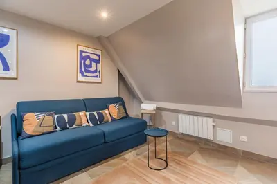 Coin salon dans l'établissement Cozy Attic Studio near Bastille and Le Marais