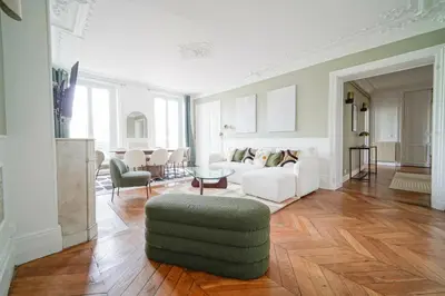 Un ou plusieurs lits dans un hébergement de l'établissement Elegant 4 BR apartment Spacious and decorated