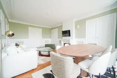 Télévision ou salle de divertissement dans l'établissement Elegant 4 BR apartment Spacious and decorated