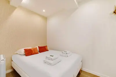 Un ou plusieurs lits dans un hébergement de l'établissement Appartement Cosy Faubourg Saint-Denis 4P