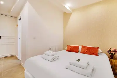 Un ou plusieurs lits dans un hébergement de l'établissement Appartement Cosy Faubourg Saint-Denis 4P