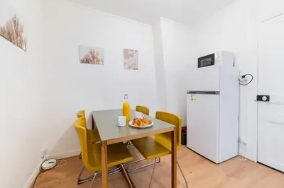 Cuisine ou kitchenette dans l'établissement Paris 18eme Appartement Calme Cosy a Montmartre
